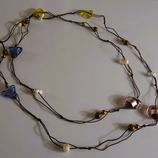 Naszyjnik z howlitem i szkło weneckie